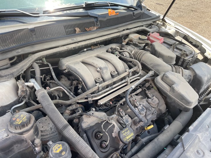 #2793-•-2013-ford-taurus-limited-sedan-(has-wi-title)-image-38