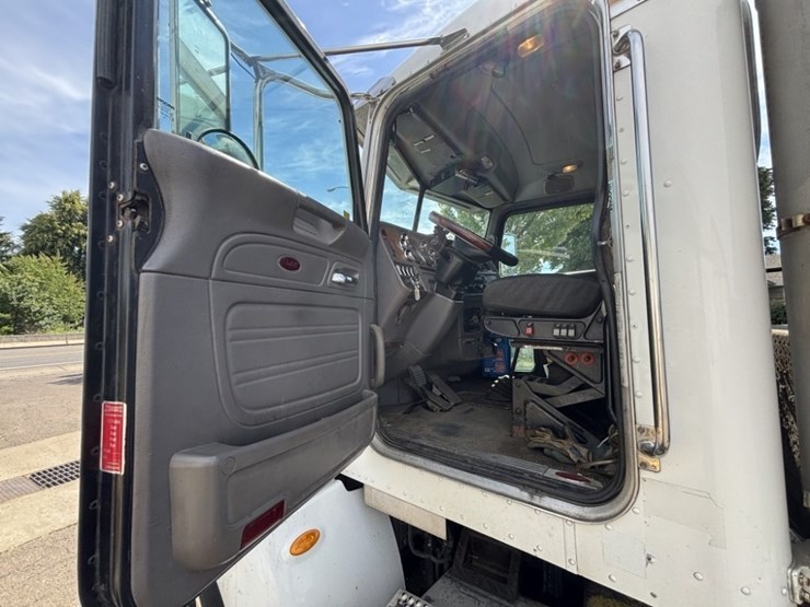 2007-peterbilt-386-image-25