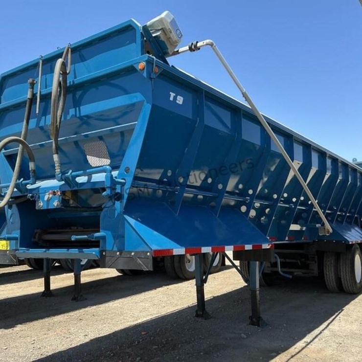 2014 Versa V-Bottom Spreader Trailer
