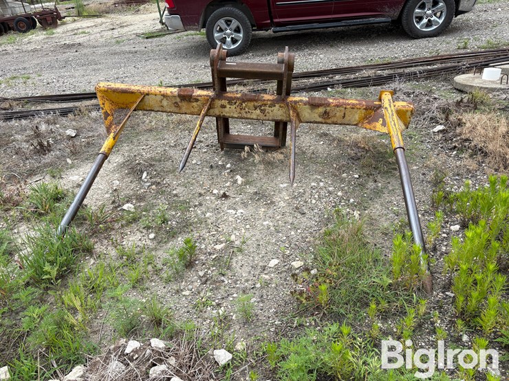 caterpillar-bale-lifter-image-2