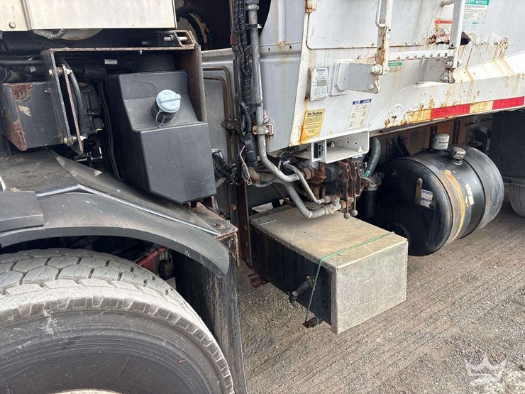 2015-peterbilt-320-image-18