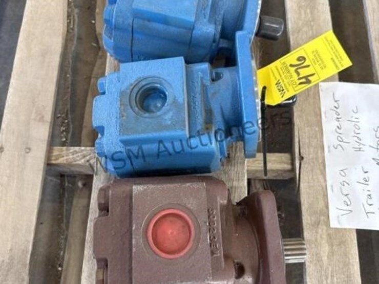 versa-spreader-trailer-hydraulic-chain-motors-image-2