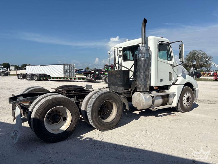 2008-freightliner-columbia-120-image-2