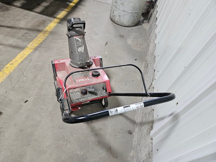 #155-•-toro-ccr1000-snow-thrower-image-3