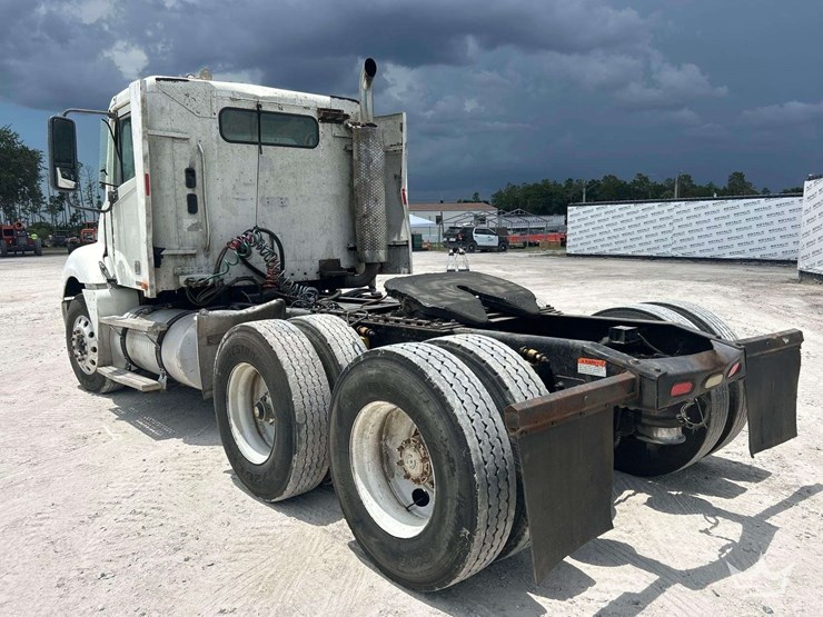 2005-freightliner-columbia-120-image-4
