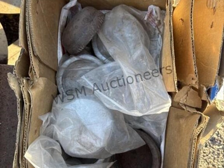 pallet-of-22in-spinners-for-spreader-trailers-image-7