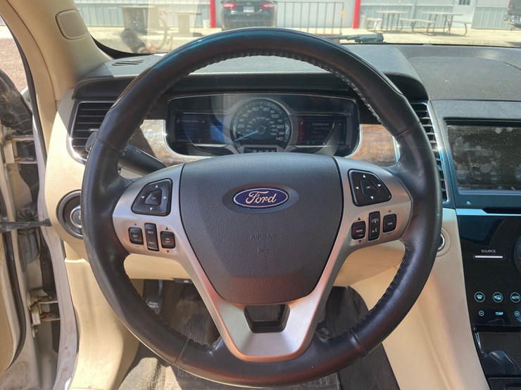 #2793-•-2013-ford-taurus-limited-sedan-(has-wi-title)-image-33
