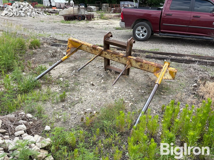 caterpillar-bale-lifter-image-1