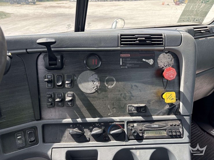 2007-freightliner-columbia-120-image-17