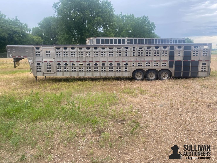 2018-wilson-livestock-trailer-image-8