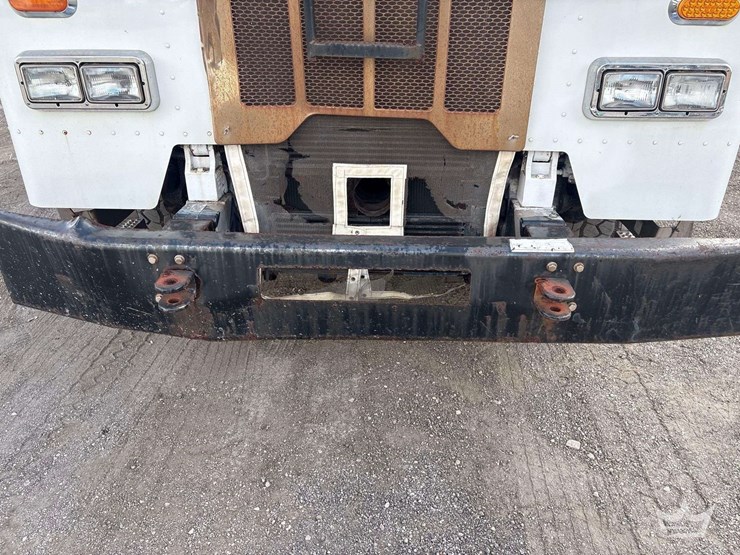2015-peterbilt-320-image-35