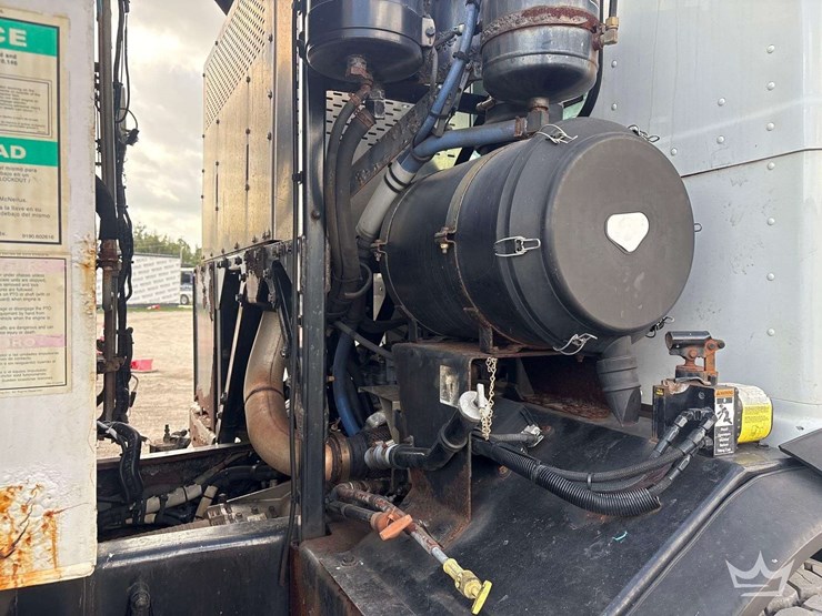 2015-peterbilt-320-image-33
