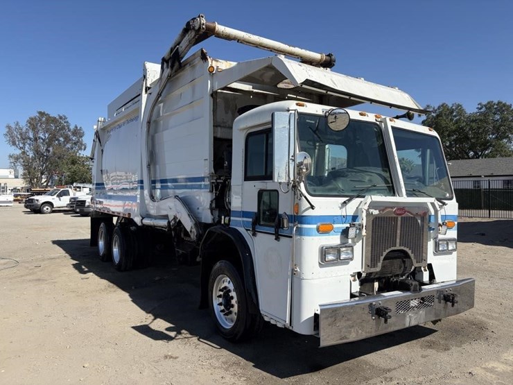 2010-peterbilt-320-image-2