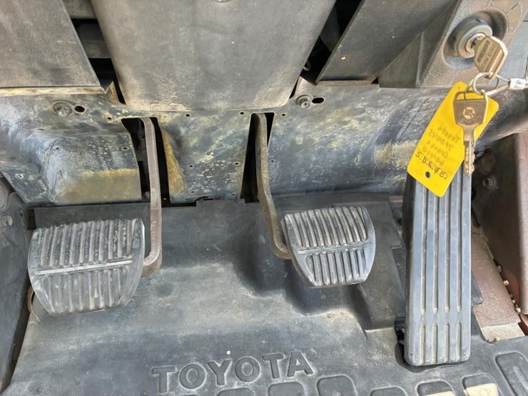 2002-toyota-7fdu25-image-21