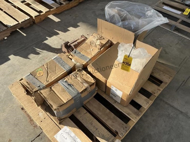international-spreader-truck-hydraulic-pumps-image-2