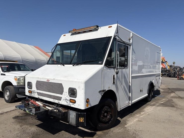 2008-workhorse-w62-image-1