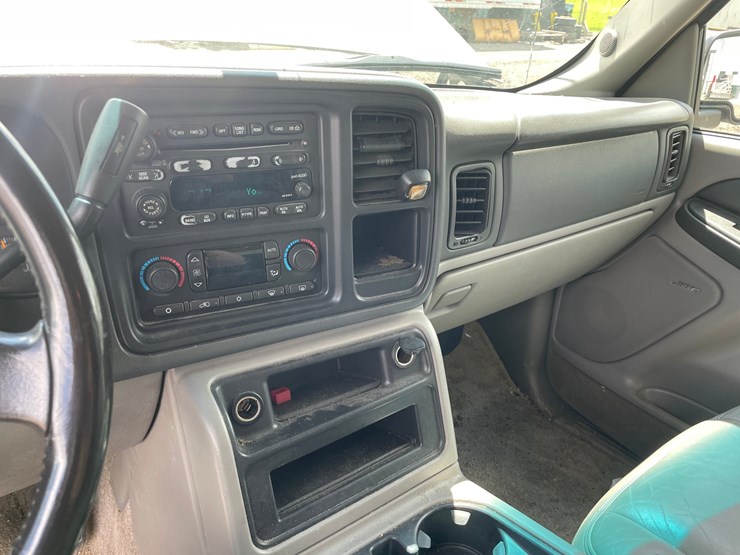 2003-chevrolet-tahoe-image-35