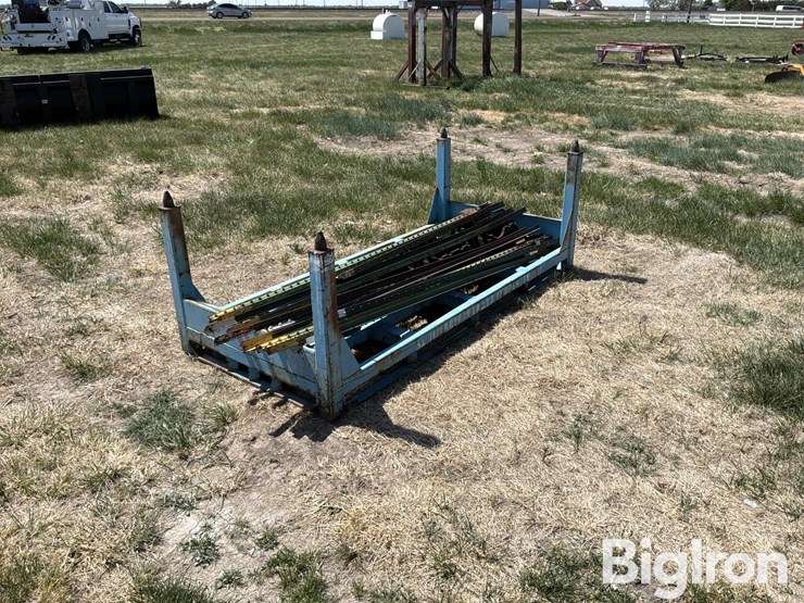 shipping-stand-&-t-posts-image-3