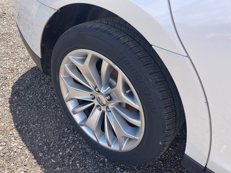 #2793-•-2013-ford-taurus-limited-sedan-(has-wi-title)-image-19