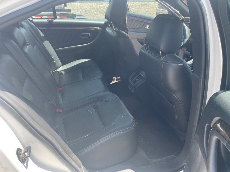 #2858-•-2015-ford-taurus-limited-(has-wi-title)-image-27