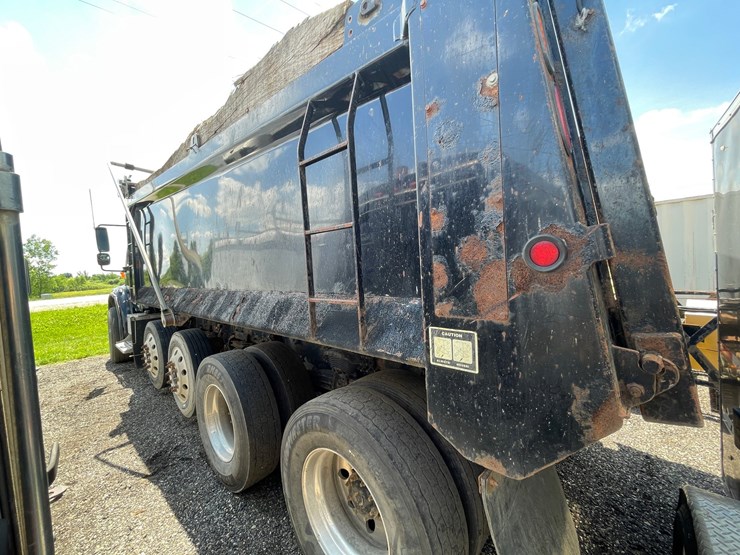 #2872-•-2006-freightliner-quad-axle-dump-truck-(title-in-delay)-image-7