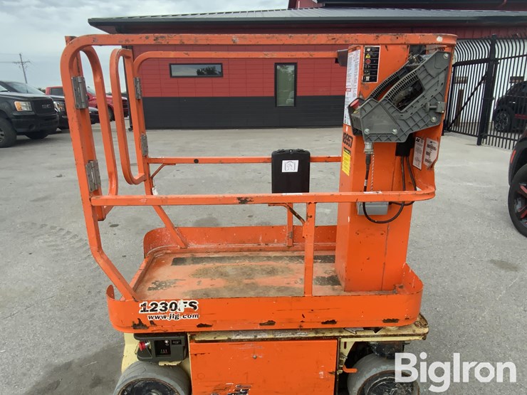 2016-jlg-1230es-image-11