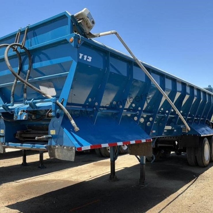 2014 Versa V-Bottom Spreader Trailer