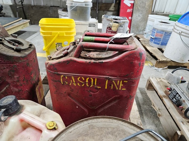 #163-•-6-gas-cans-image-3