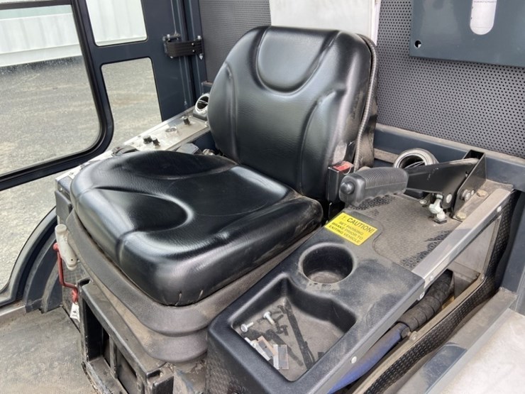 2013-cyclone-cy5500-surface-cleaning-truck-image-12