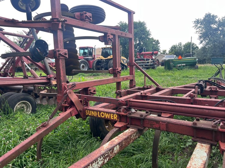 #2048-•-sunflower-chisel-plow-image-6