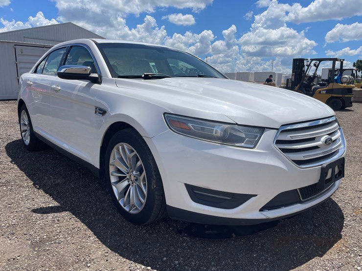 #2793-•-2013-ford-taurus-limited-sedan-(has-wi-title)-image-3
