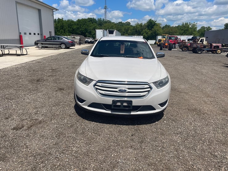 #2858-•-2015-ford-taurus-limited-(has-wi-title)-image-2
