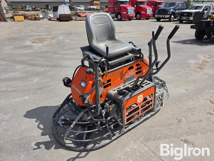 husqvarna-crt36-ride-on-trowel-image-3
