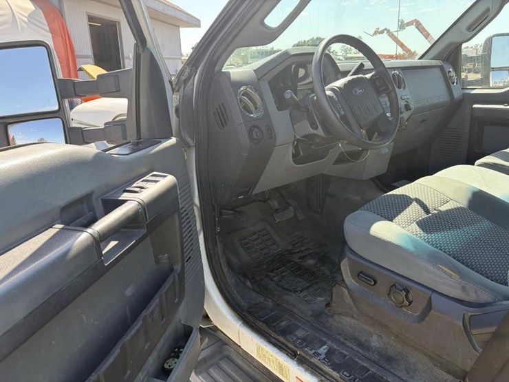 2011-ford-f550-image-14