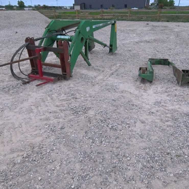 #2047 • FARMHAND F258 Loader
