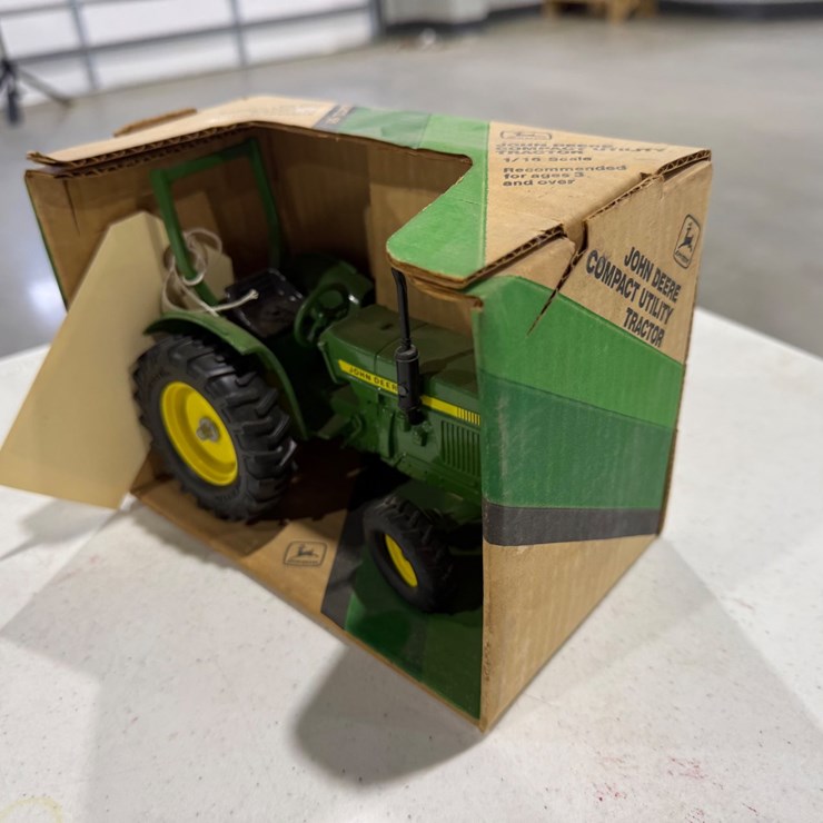 #47269 • John Deere Utility Tractor Vintage Toy
