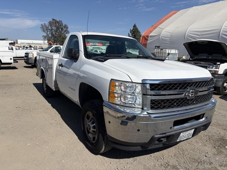 2011-chevrolet-silverado-2500-image-2