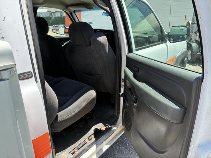 2005-chevrolet-silverado-3500-image-12