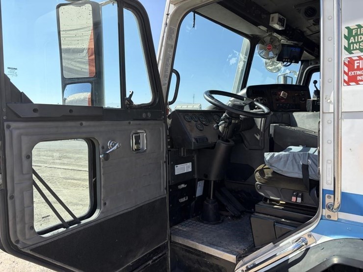 2010-peterbilt-320-image-18