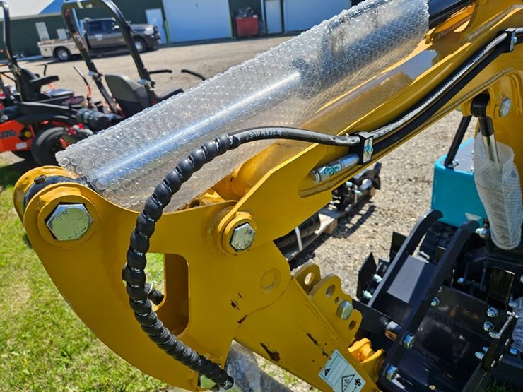 #319-•-2025-cfg-mx15r-mixi-excavator-image-9