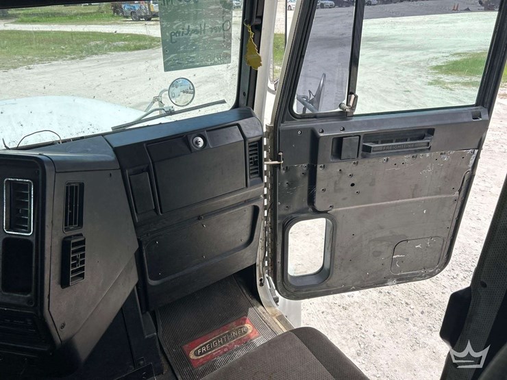 1996-freightliner-fld120-image-16