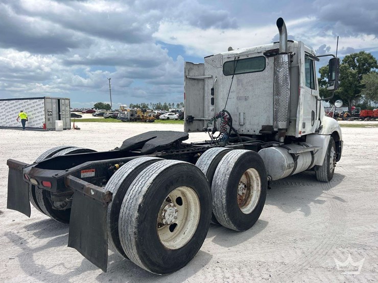 2005-freightliner-columbia-120-image-3