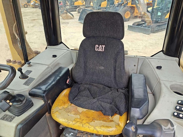2016-caterpillar-d6h-image-6
