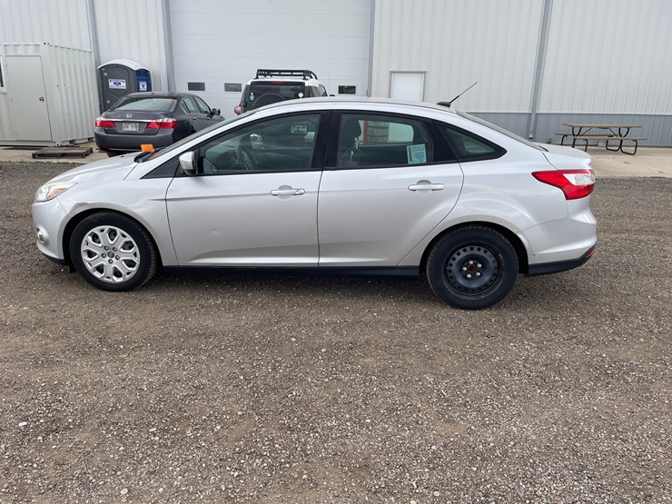 #2797-•-2012-ford-focus-se-sedan-image-11