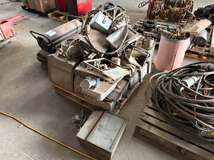 (5-pallets)-of-assorted-flood-lights,-electrical-components,-wiring,-etc.-image-3