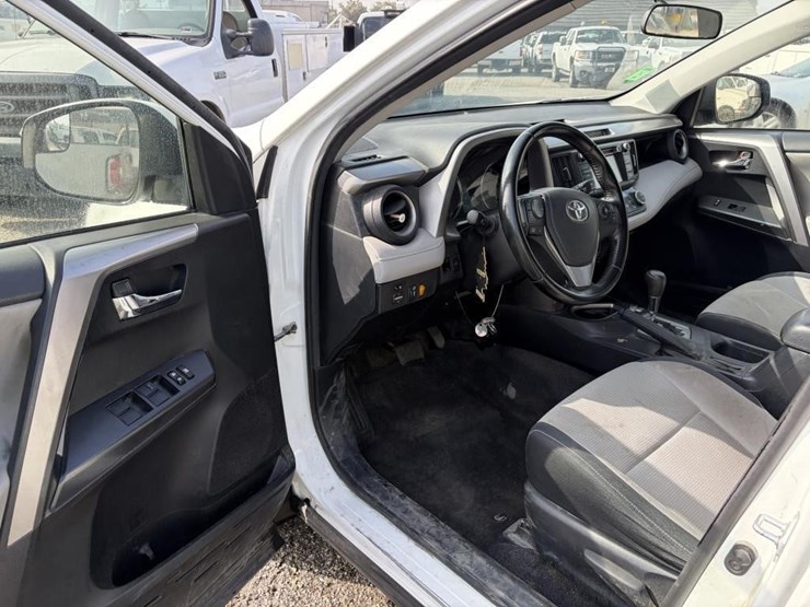 2016-toyota-rav4-image-13