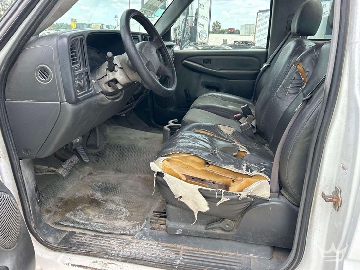 2004-chevrolet-silverado-3500-image-9