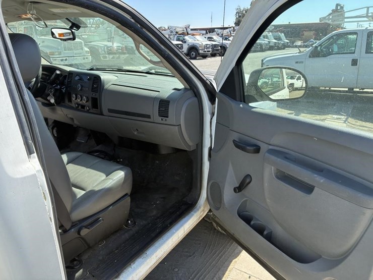 2011-chevrolet-silverado-2500-image-13