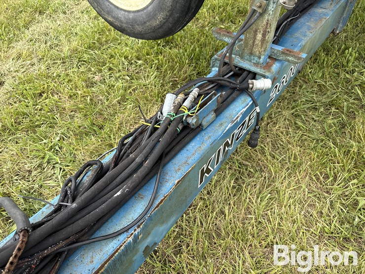 1995-kinze-2600-image-11