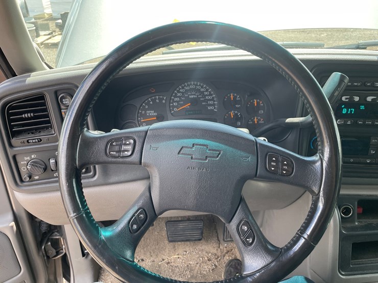 2003-chevrolet-tahoe-image-33